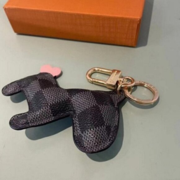 Chic Dachshund Key Ring with Pink Heart - Picture 2 of 4